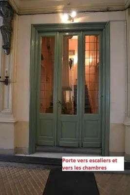 a green door on the side of a building at Duplex sympa Verviers in Verviers