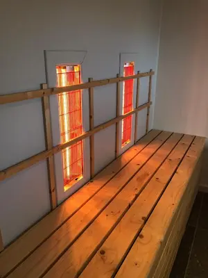 a room with three windows and a wooden floor at Hoeve de Sterappel in Tongeren