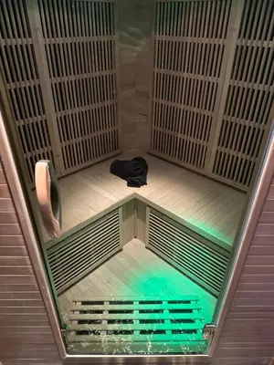 an inside view of a room with an empty cage at Suite Marie in Verviers