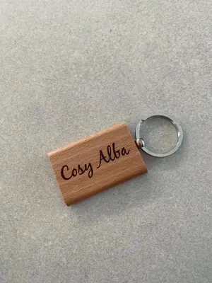 a key chain with the words cozy hello on it at Cosy Alba plein centre Visé in Visé
