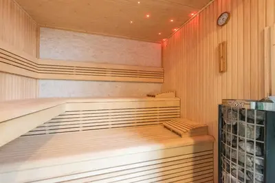 a sauna with wooden paneling and avisor at NIEUW De Grenspaal NOORD 6P - 3SLPK 5 min Maastricht - SAUNA - LAADPAAL in Riemst