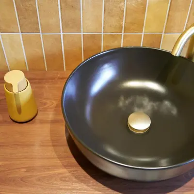 a black bowl sitting on top of a counter at Lacuna STILLA by Sonnevijver Residences in Lanaken