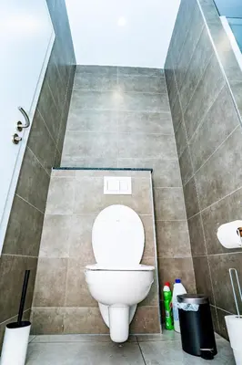 a bathroom with a white toilet in a room at Chambre R0 avec salle de bain partagée près de l'hôpital de la Citadelle à Liège in Liège