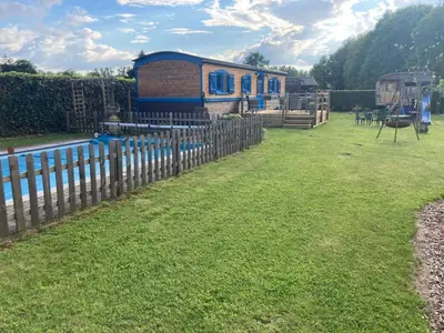 a large yard with a house and a fence at Puck B&B Babbita in Hasselt