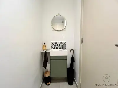 a bathroom with a sink and a mirror on the wall at Le paisible écrin - Hypercentre avec Parking in Liège