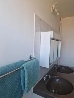 a bathroom with a sink and a mirror at Appartement à la campagne in Juprelle