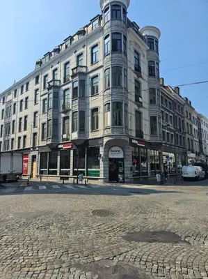 a large building on the corner of a street at Logements Liège un in Liège