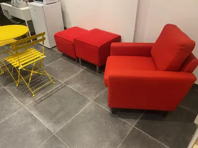 a room with two red chairs and a table at En NEUVICE 27 in Liège