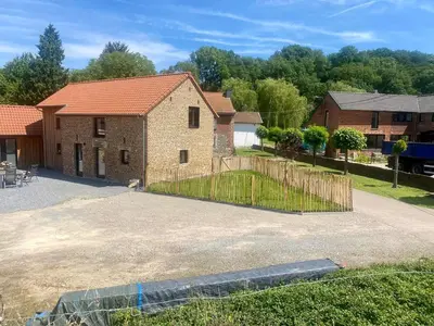 a house with a fence in front of it at Vakantiewoning De Ketten in Schoppem