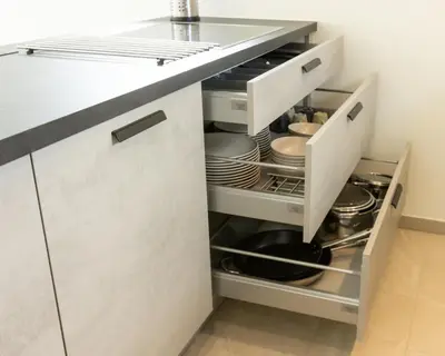 a kitchen with an open cabinet with dishes at Vakantiewoning De Ketten in Schoppem