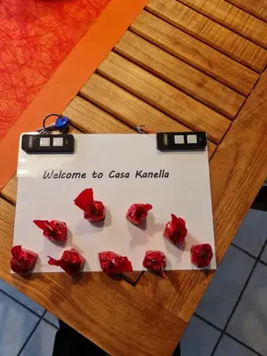 a sign that says welcome to casa kamiiba on a table at Casa Kanella Vakantiewoning in Maasmechelen