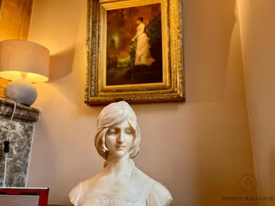 a bust of a woman in front of a painting at La maison de Maître - Grand Jardin, Face à la Meuse in Hermalle-sous-Argenteau