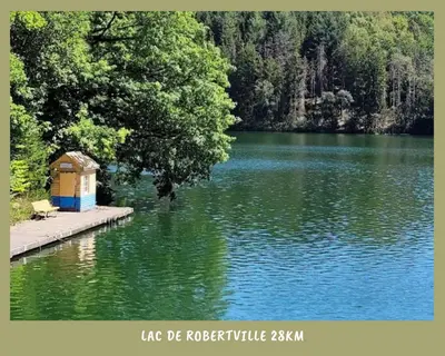 a small house sitting on the edge of a lake at La bulle bohème - Entièrement neuf, près de Spa in Verviers