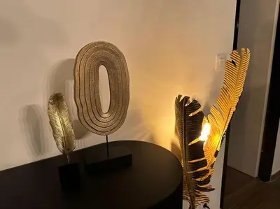 a table with a number on it next to some feathers at Etwee Vakantiehuis in Lanaken