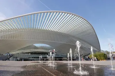 a large building with water fountains in front of it at Appartement 002 au rez-de-chaussée avant in Angleur