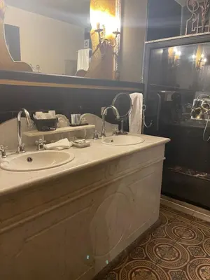 a bathroom with two sinks and a large mirror at Sogni d oro in Peer