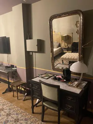 a room with a desk with a mirror and a bed at Sogni d oro in Peer