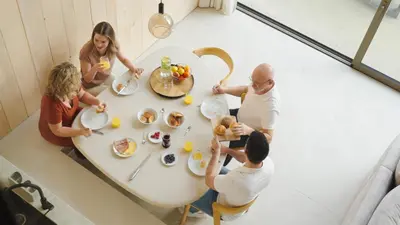 a group of people sitting around a table eating food at Lodge - 4 personen - Woodz Lodges in Heusden - Zolder