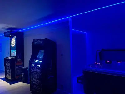 a room with a blue room with a video game controller at Le Luxe in Fléron