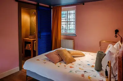 a bedroom with a bed and a window at Sfeervolle B&B in de Voerstreek Lo-Ghis - met Zwembad in Voeren