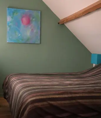 a bedroom with a bed and a painting on the wall at Bakhuisje Peer in Peer