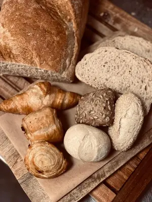 a tray with bread and different types of bread at Guesthouse 't Goed Leven in Stokrooie