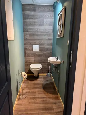 a bathroom with a toilet and a sink at Le 21 - Appart 3 chambres - centre de Liège in Liège