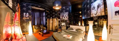 a living room with a bed and a couch at Le Vénitien in Liège