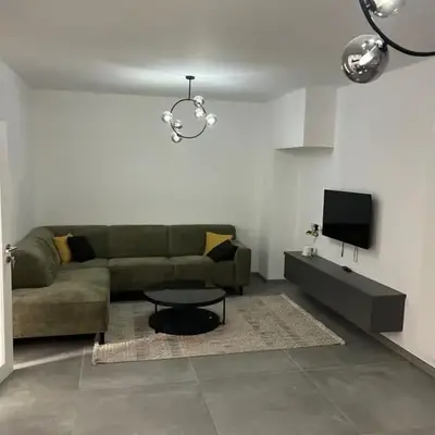Heel Appartement 90m2 met 2 slaapkamers woonkamer Keuken badkamer privé garage