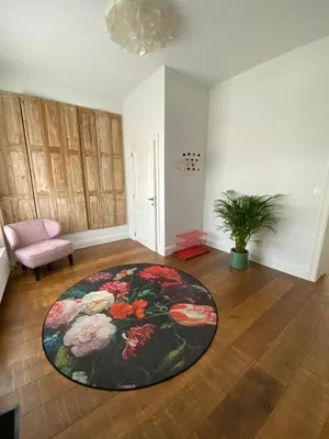 a living room with a rug on a wooden floor at Cièlo in Tongeren