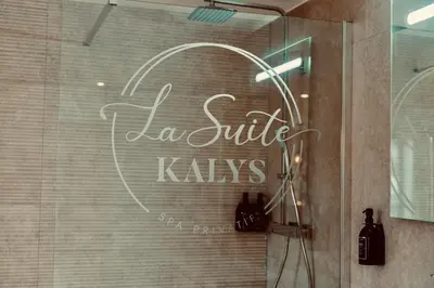 a sign that says la suite kaks on a shower door at La Suite Kalys in Thimister