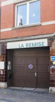 a garage door with a sign that reads la reunion at Chambres de luxe SDB WC Privés in Liège