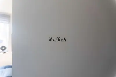 a white door with the words new work on it at Chambre New York à Liège Moderne avec salle de bain privée spacieuse, check in autonome, 2eme etage in Liège