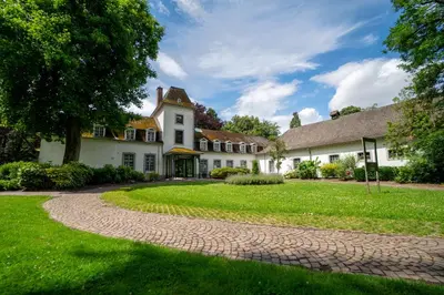 an estate with a cobblestone driveway at vakantie-hengelhoef in Houthalen-Helchteren