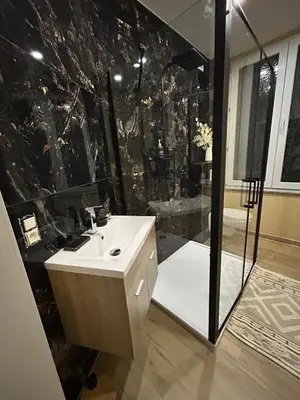a black and white bathroom with a shower and a sink at Chambre de luxe Afrik a Liège Grande Sale de bain privée check in autonome cuisine partagée in Liège
