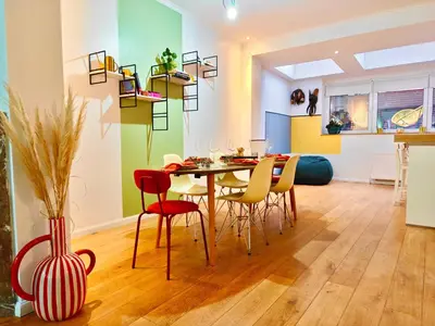 a kitchen and dining room with a table and chairs at Maison spacieuse, sereine proche du coeur de la ville et de la gare in Liège