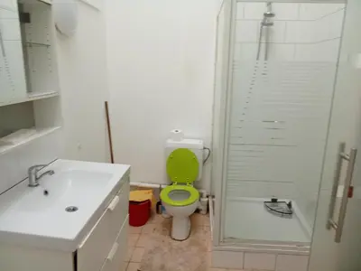 a bathroom with a green toilet and a shower at Night in Liège