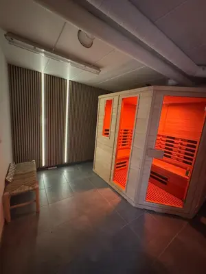 an empty room with a chair and two stalls at Le Chen Zen in Dalhem