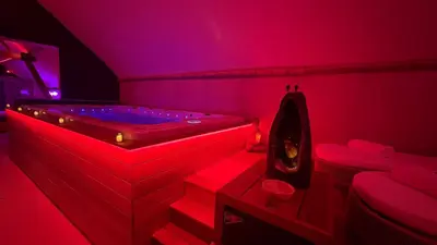 a red bathroom with a tub with red lights at L'Améthyste in Crisnée