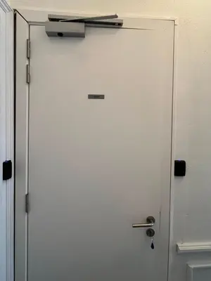 a white door with a clipboard on top of it at Nomad Home - Bronckart 10 in Liège