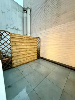 a room with a wooden fence and a wall at Cosy studio en plein centre pour 2 personnes in Liège