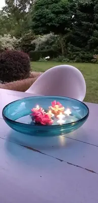 a blue plate with flowers in it on a table at logies Huis Liselotte in Genk