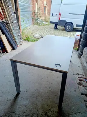 a ping pong table sitting in a garage at La Vie en Rose in Ensival