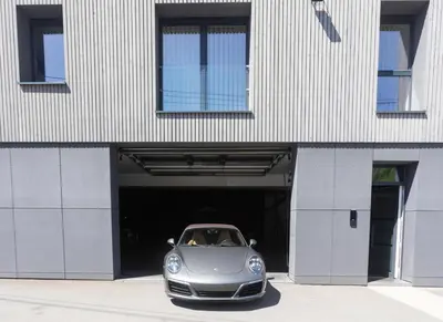 a silver car parked inside of a garage at Atelier Cosy in Pepinster