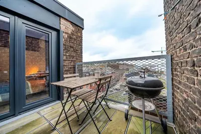 a grill on the balcony of a house at Logement temporaire haut de gamme Particuliers & entreprises in Liège