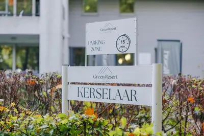 a street sign in front of a building at Green Resort Limburg in Houthalen-Helchteren