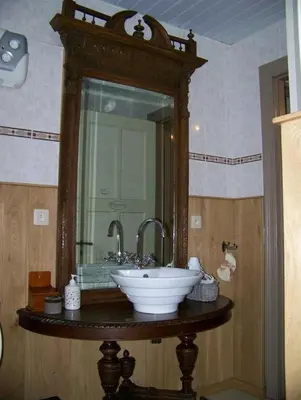 a bathroom with a sink and a mirror at De Blauwe Maaten in Neerglabbeek
