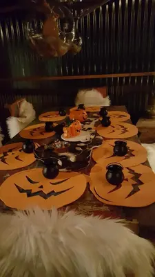 a table with halloween decorations on it at le gite de zoelie in Chaineux