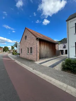 a brick building on the side of a street at Bolderhuys in Bolderberg