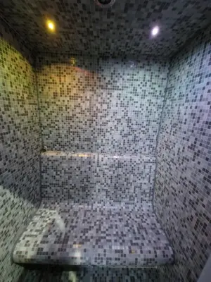 a bathroom with a tiled floor and a tub at Sérénité - Espace Détente Ensival in Ensival